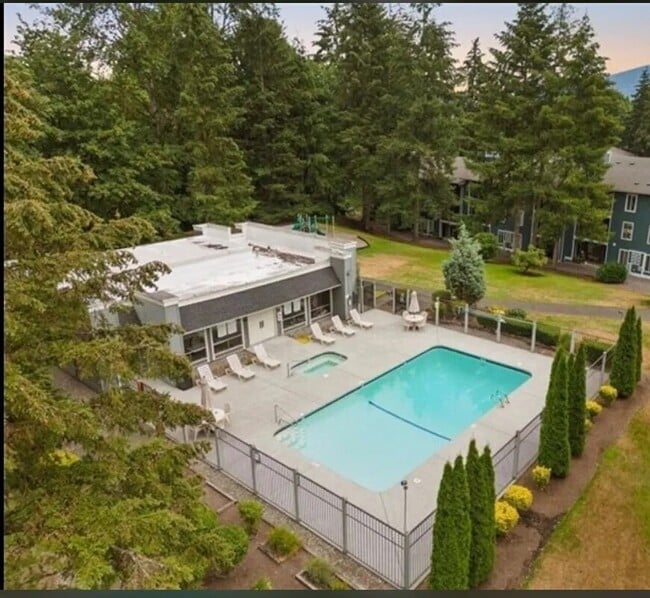 Building Photo - 4727 W Lake Sammamish Pkwy SE