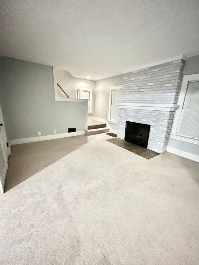 Building Photo - Beautiful 2 Bedroom Apartment!!!