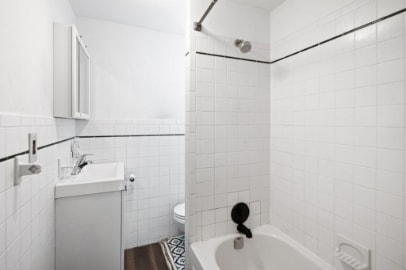 Bathroom shower/tub - 533 E Girard Ave