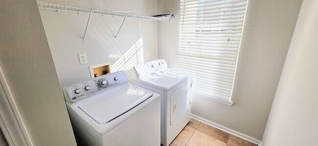 Building Photo - Cosey Cul-De-Sac Living in the Desirable Foxchase Community!