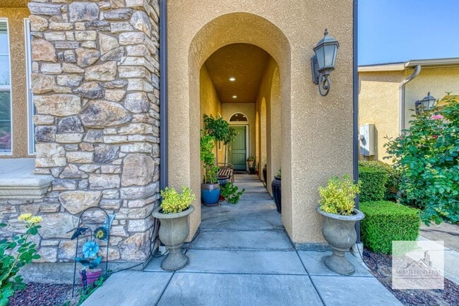 Building Photo - Beautiful Harlan Ranch Home