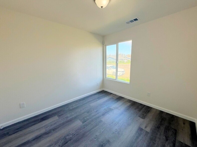 Building Photo - 1422 Lansing St