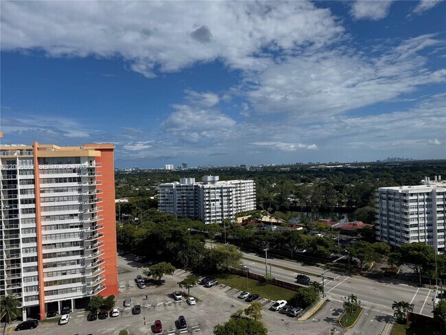 Building Photo - 1301 NE Miami Gardens Dr