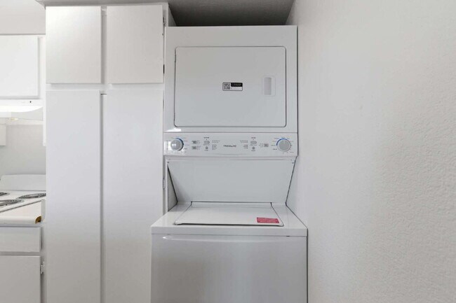 Building Photo - Top-floor studio apartment! Recently renovated with brand new flooring and paint throughout.