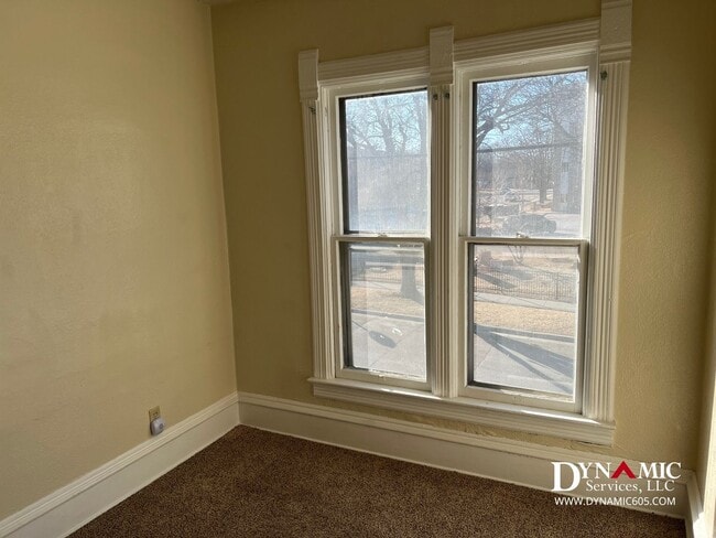 Building Photo - Remodeled 3 Bed / 1 Bath Remodeled Queen Anne Duplex – Downtown Sioux Falls