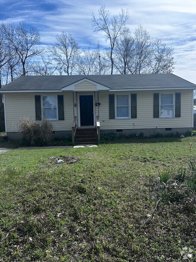 Building Photo - Three Bedroom Two Bath Home