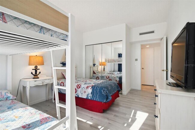 Building Photo - 880 Mandalay Ave