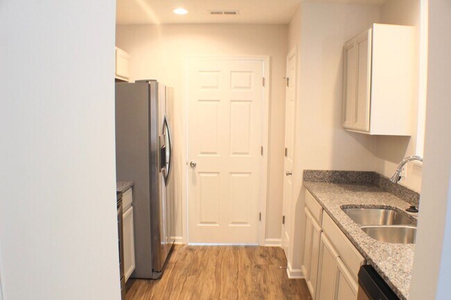 Building Photo - Spacious 3-Bedroom Townhome for Rent – Steps from Sentara RMH!