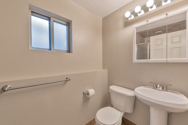Building Photo - Beautiful Pet Friendly 4 Bed, 3 Bath Farmi...