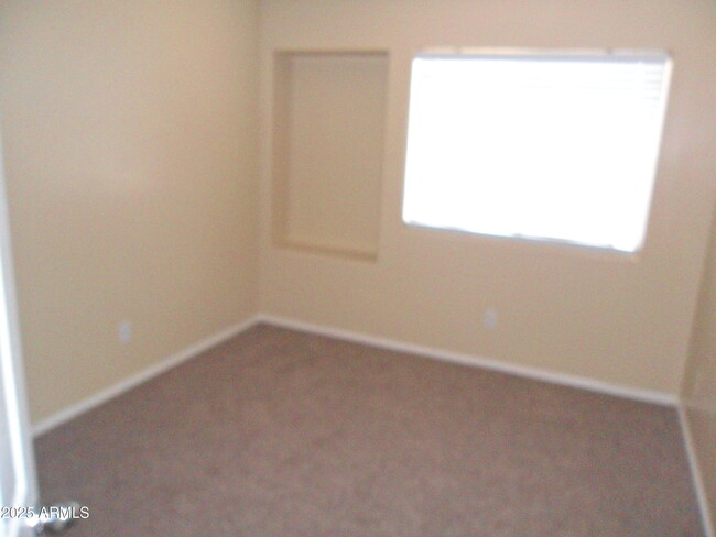 Building Photo - 25863 W Elizabeth Ave