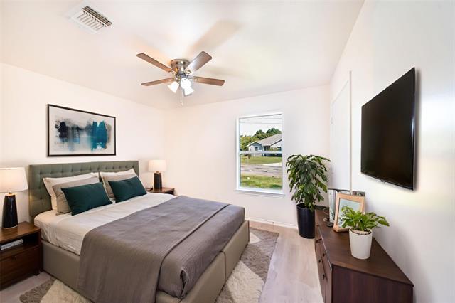 Building Photo - 714 E 12th St