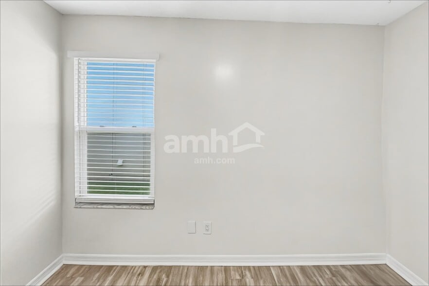 Building Photo - 1694 Ashwood Cir