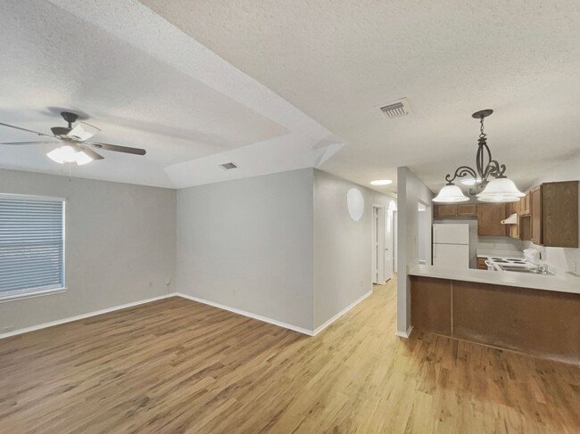 Building Photo - Updated 2 Bed, 2 Bath Duplex in Quiet Cul-...