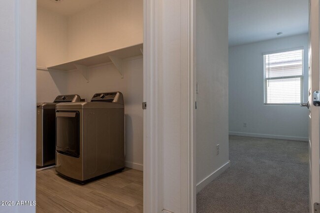 Building Photo - 9115 W Glenrosa Ave