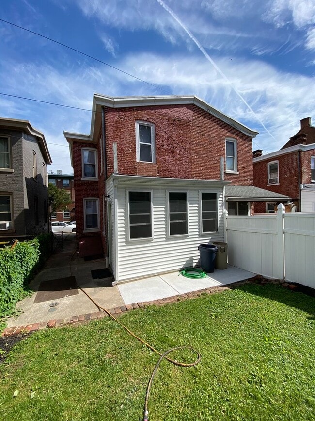 Building Photo - Beautiful Three Bedroom Townhouse in Northwest Lancaster City!