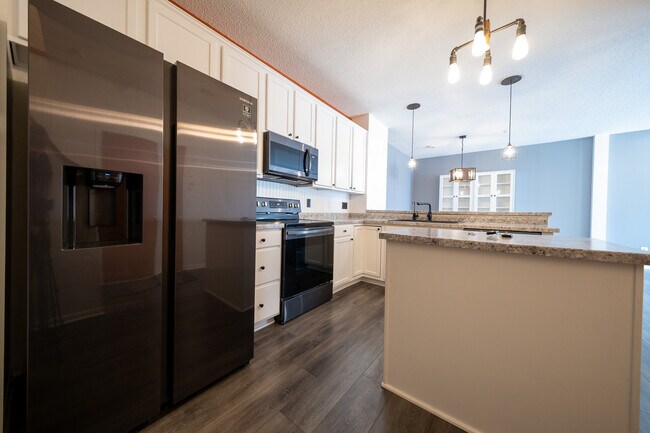 Building Photo - 4853 Bisset Ln