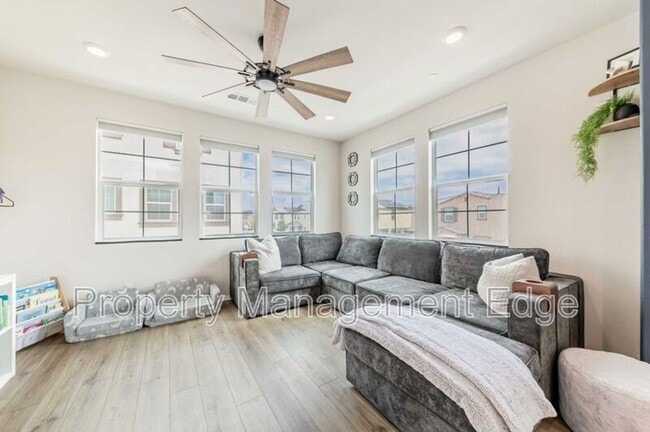 Building Photo - 40709 Melrose Dr