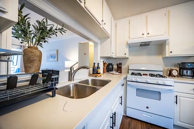 Building Photo - 1687 Sycamore St