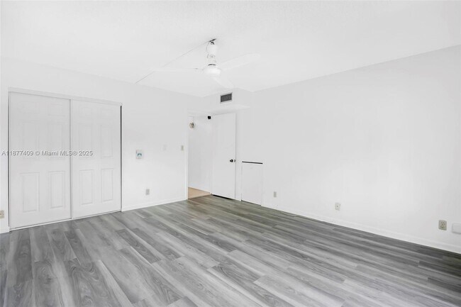 Building Photo - 2401 Antigua Cir
