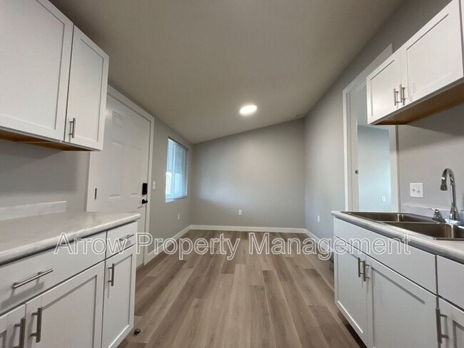 Building Photo - 877 N 26th St