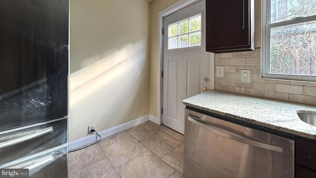 Building Photo - 2338 Cross St