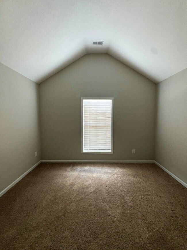 Building Photo - Spacious 4 Bed 2.5 Bath Fayetteville Home