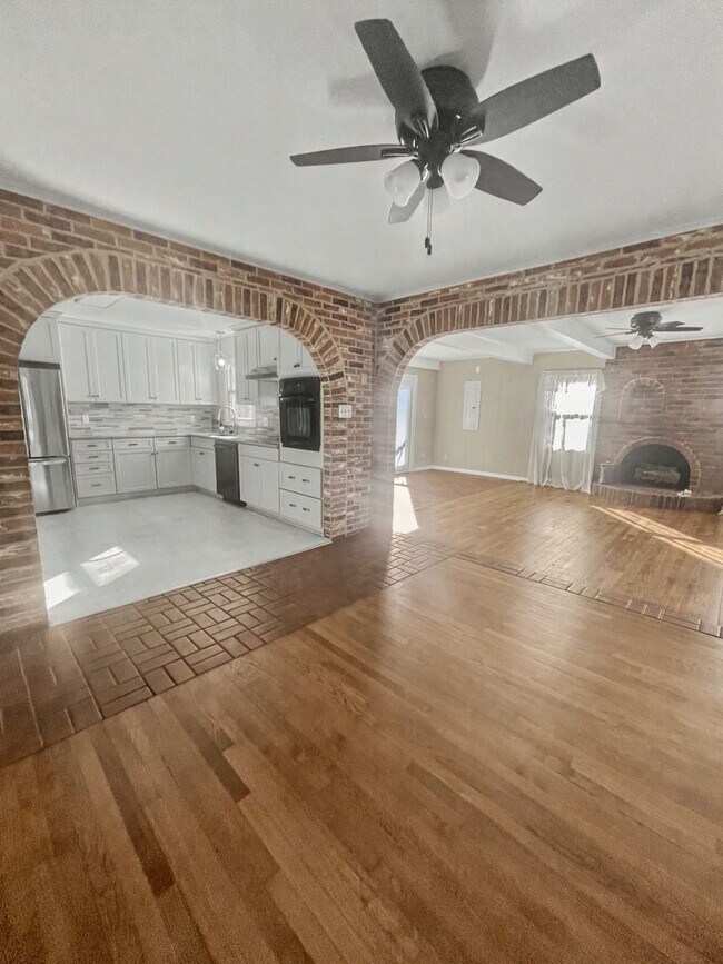 Building Photo - Charming Brick Ranch Home in Woodlea Acres