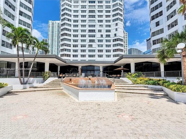 Building Photo - 905 Brickell Bay Dr