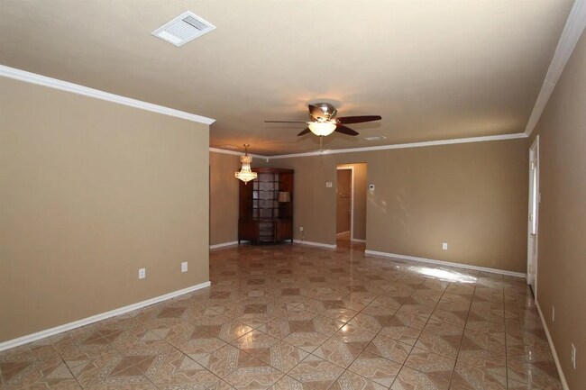 Building Photo - Centrally Located 2/1!