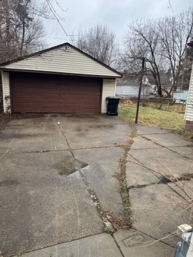 Building Photo - 7501 Lamphere- 3 Bed & 1 Bath FOR RENT