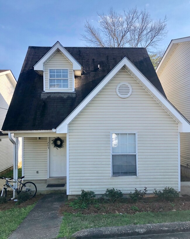 Building Photo - 205 John M Long Dr