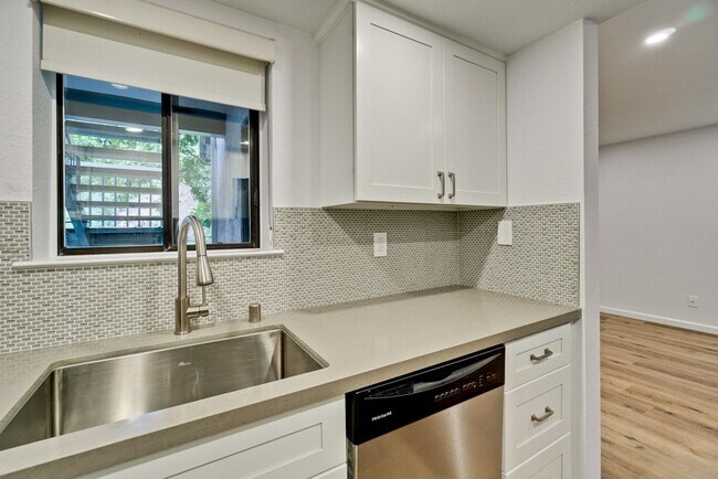 Building Photo - Recently upgraded Condo in a highly desirable location in Sunnyvale.