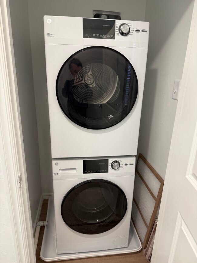 Building Photo - 1919 Wolford Wy