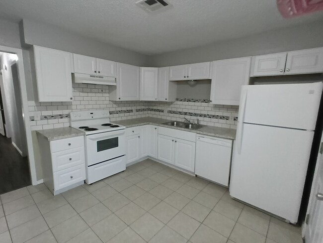 Building Photo - Better Than New! W/appliances!
