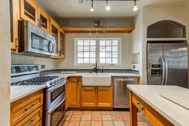 Building Photo - Charming Tuscany Villa block away from TTU