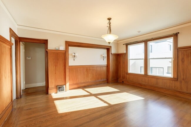 Building Photo - 3 Bed / 2 Bath charming home in upscale neighborhood near Glen Park. YouTube Tour!!