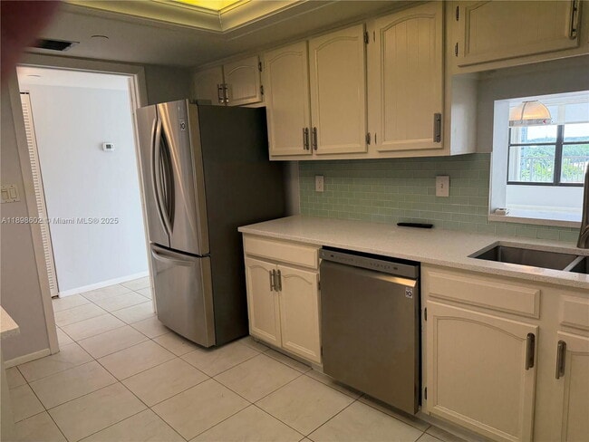 Building Photo - 3200 Port Royale Dr N