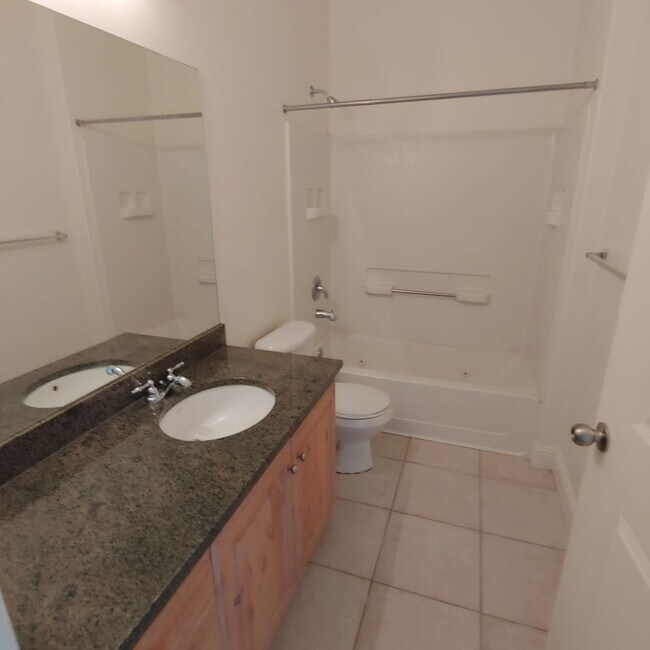 Building Photo - Nice main floor 3 BR 2 BTH Condo in awesome PG location