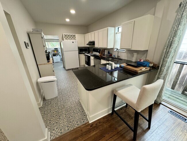 Building Photo - 1005 N Waco Ave