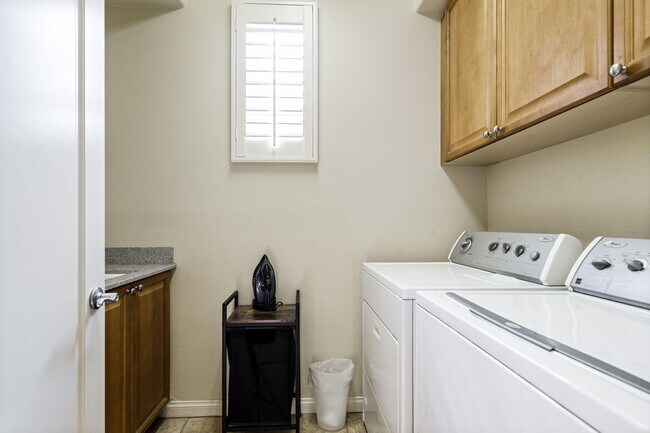 Building Photo - 48416 Legacy Dr