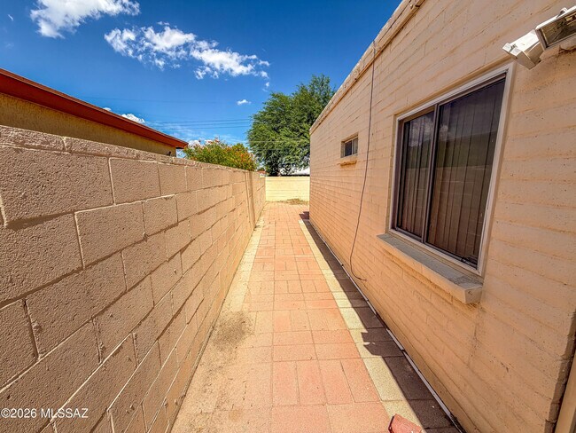 Building Photo - 2012 W Hadley St