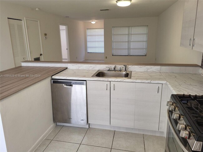Building Photo - 208 Oakmont Pkwy