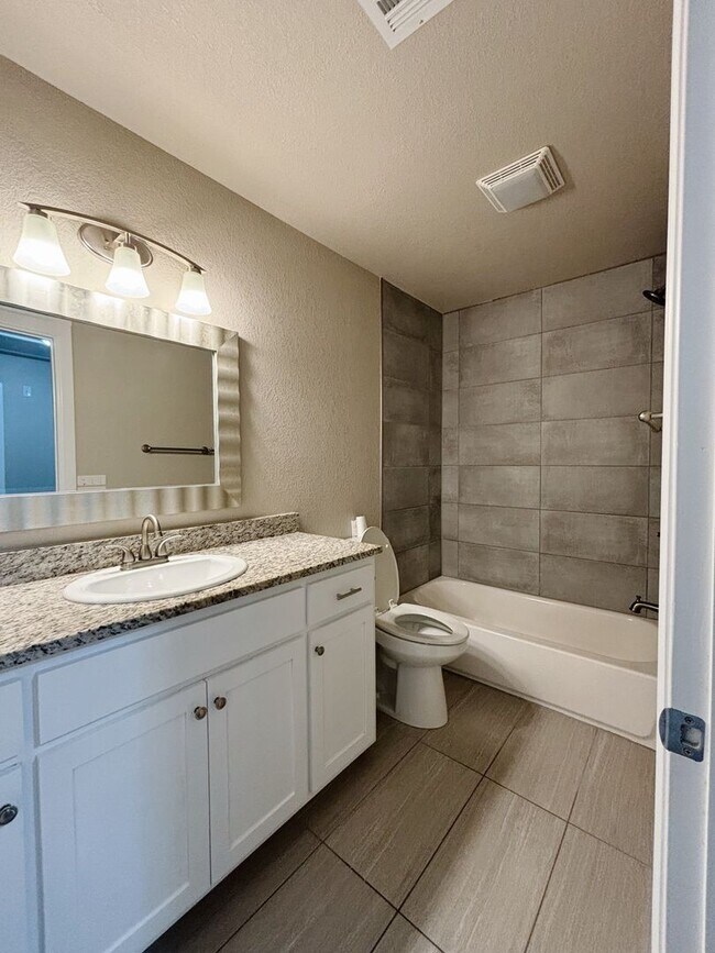 Building Photo - Large 4-bedroom, 2-bathroom home