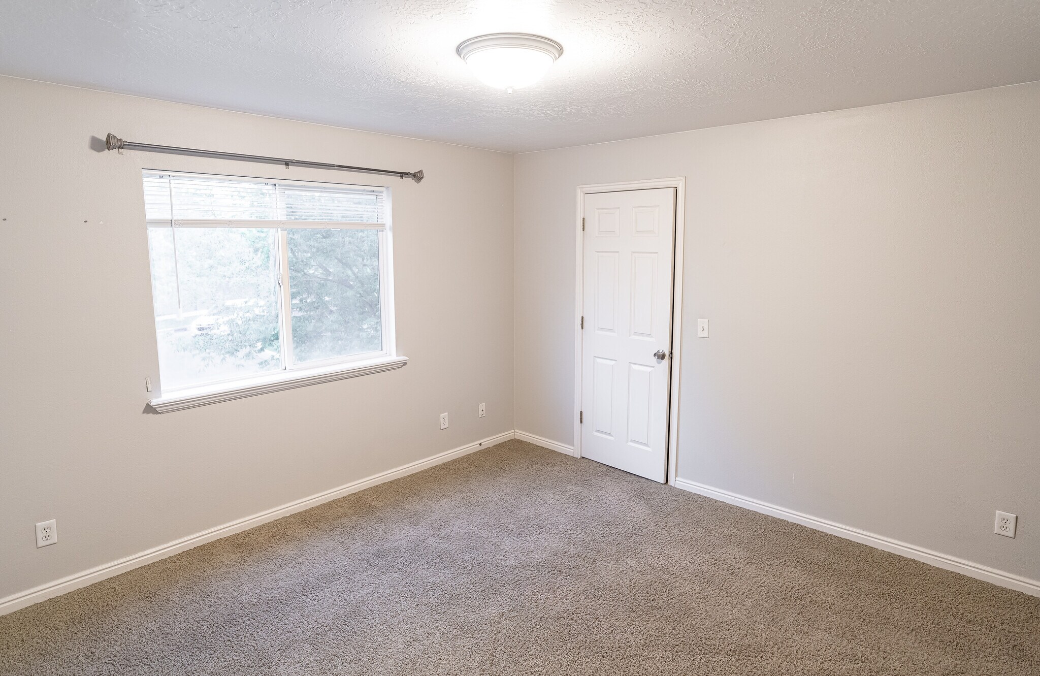 Building Photo - 8084 N Ridge Loop E