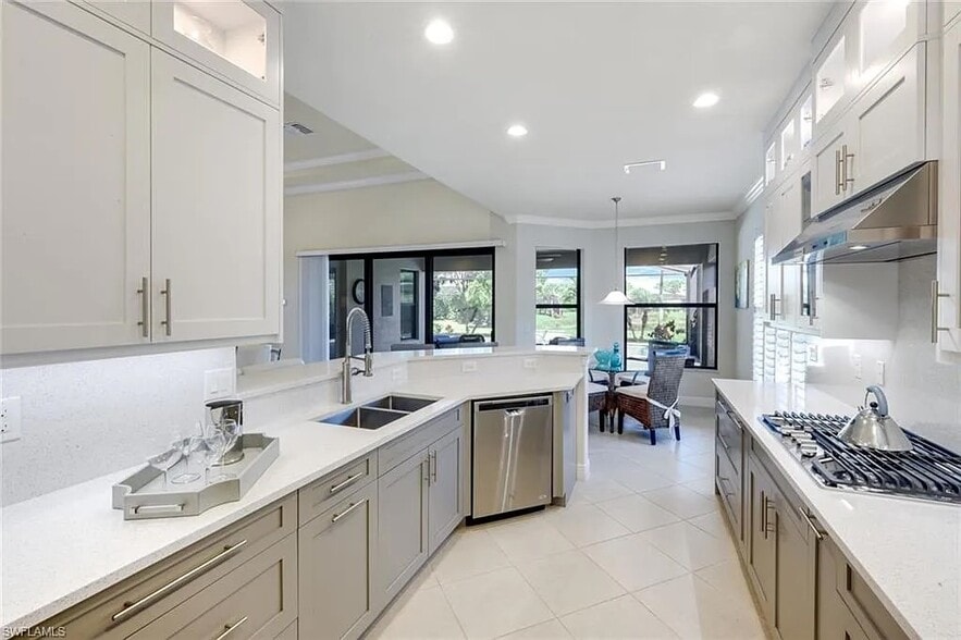 Building Photo - 9909 Casabella Way