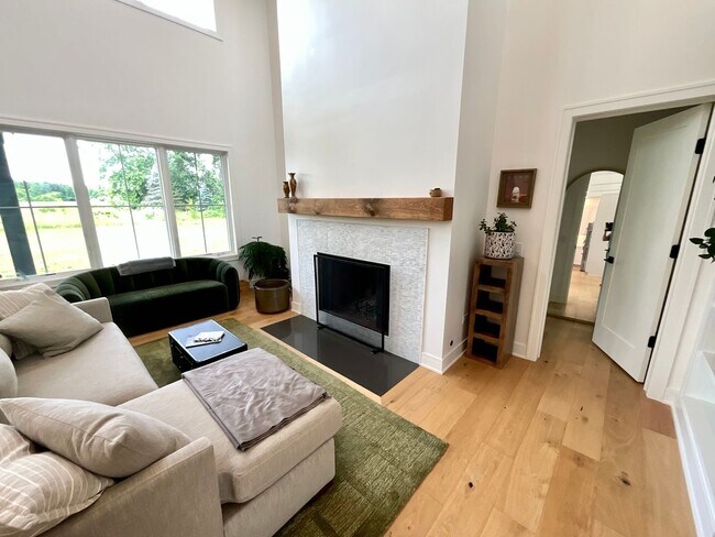 Building Photo - 3-bedroom, 2.5 bathroom furnished home in Saint Joseph