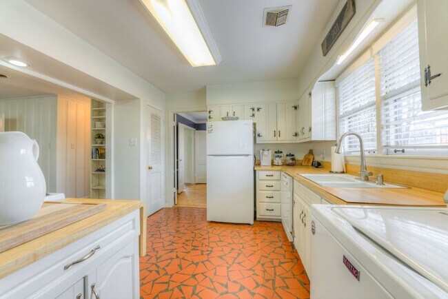 Building Photo - Colonial Acres East Memphis cutie! 3 bedrooms and tons of updates! Appliances included.