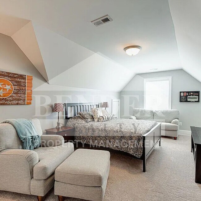 Building Photo - Beautiful Like New Home in Ooltewah
