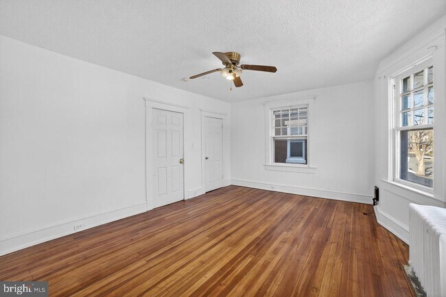 Building Photo - 713 Monmouth St