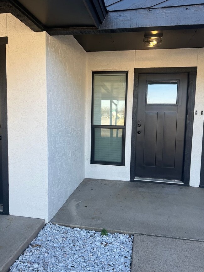Building Photo - ? Fully Remodeled 2 Bed / 1 Bath Duplex – Modern & Move-In Ready ?